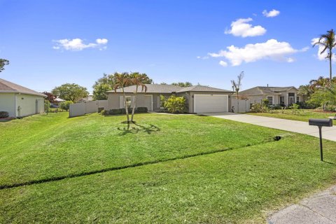 House in Port St. Lucie, Florida 3 bedrooms, 125.23 sq.m. № 2146768 - photo 3