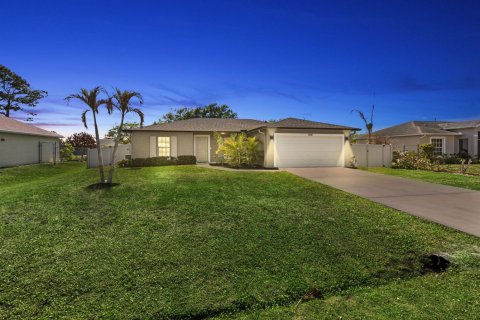 House in Port St. Lucie, Florida 3 bedrooms, 125.23 sq.m. № 2146768