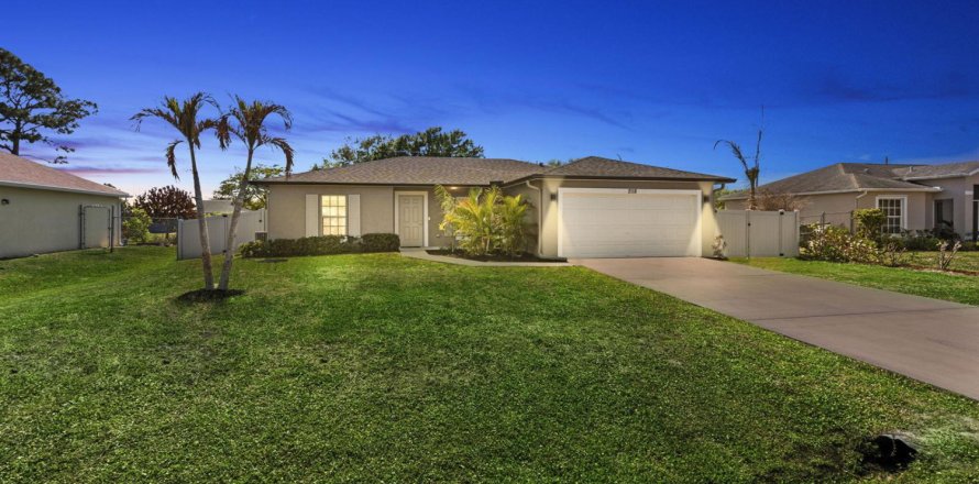 House in Port St. Lucie, Florida 3 bedrooms, 125.23 sq.m. № 2146768