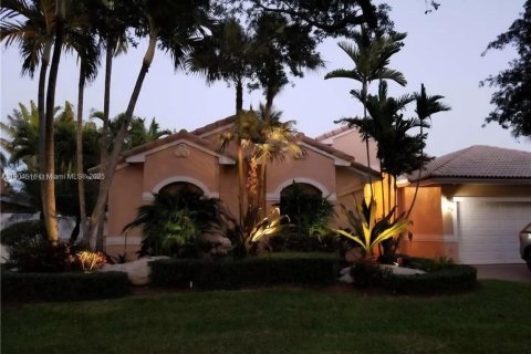 Снять в аренду квартиру в Мирамар, Флорида 4 спальни, 224.27м2, № 1963174 - фото 2