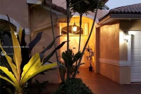 Снять в аренду квартиру в Мирамар, Флорида 4 спальни, 224.27м2, № 1963174 - фото 4