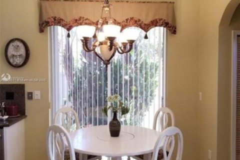 Снять в аренду квартиру в Мирамар, Флорида 4 спальни, 224.27м2, № 1963174 - фото 12