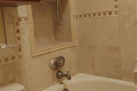 Снять в аренду квартиру в Мирамар, Флорида 4 спальни, 224.27м2, № 1963174 - фото 20