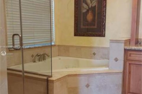 Снять в аренду квартиру в Мирамар, Флорида 4 спальни, 224.27м2, № 1963174 - фото 18