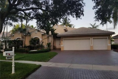 Снять в аренду квартиру в Мирамар, Флорида 4 спальни, 224.27м2, № 1963174 - фото 1