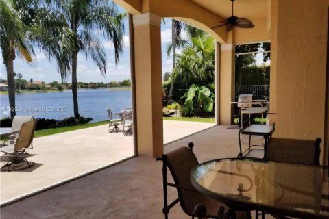 Снять в аренду квартиру в Мирамар, Флорида 4 спальни, 224.27м2, № 1963174 - фото 24