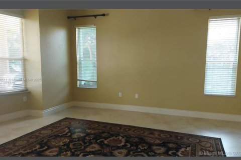 Снять в аренду квартиру в Мирамар, Флорида 4 спальни, 224.27м2, № 1963174 - фото 15