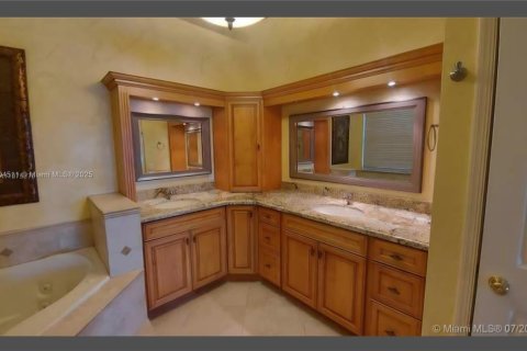 Снять в аренду квартиру в Мирамар, Флорида 4 спальни, 224.27м2, № 1963174 - фото 17