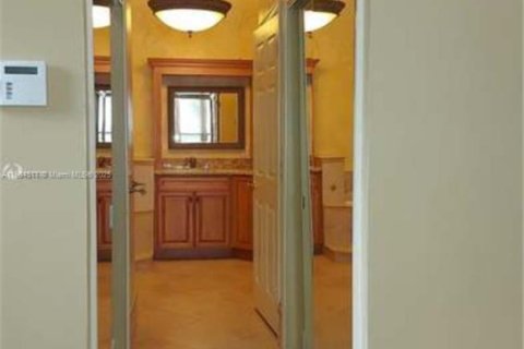 Снять в аренду квартиру в Мирамар, Флорида 4 спальни, 224.27м2, № 1963174 - фото 16