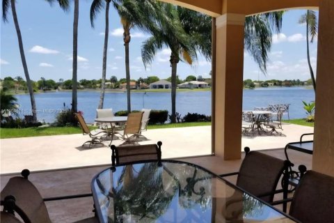 Снять в аренду квартиру в Мирамар, Флорида 4 спальни, 224.27м2, № 1963174 - фото 22