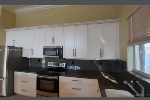 Снять в аренду квартиру в Мирамар, Флорида 4 спальни, 224.27м2, № 1963174 - фото 10