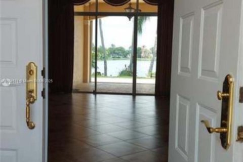 Снять в аренду квартиру в Мирамар, Флорида 4 спальни, 224.27м2, № 1963174 - фото 5