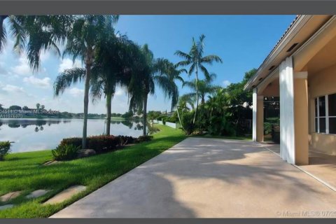 Снять в аренду квартиру в Мирамар, Флорида 4 спальни, 224.27м2, № 1963174 - фото 25