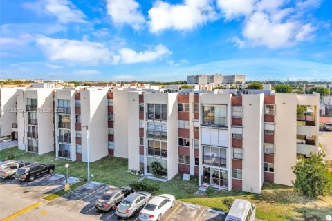 Кондоминиум с 2 спальнями в Майами, Флорида № 1997406