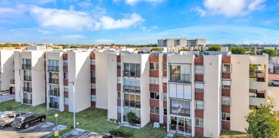 Кондоминиум с 2 спальнями в Майами, Флорида № 1997406