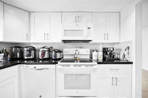 Купить кондоминиум в Майами, Флорида 2 спальни, 100.89м2, № 1997406 - фото 15