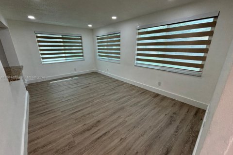 House in Tamarac, Florida 2 bedrooms, 104.24 sq.m. № 2003347 - photo 15