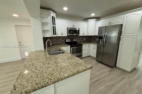 House in Tamarac, Florida 2 bedrooms, 104.24 sq.m. № 2003347 - photo 12