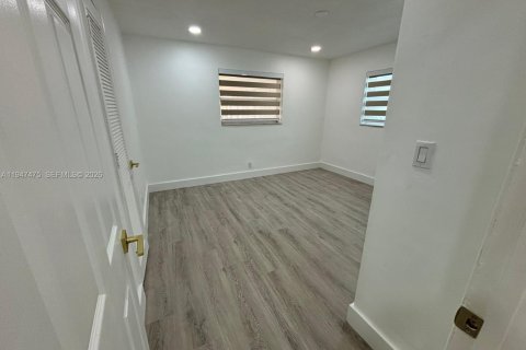 House in Tamarac, Florida 2 bedrooms, 104.24 sq.m. № 2003347 - photo 4