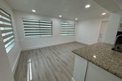 House in Tamarac, Florida 2 bedrooms, 104.24 sq.m. № 2003347 - photo 14