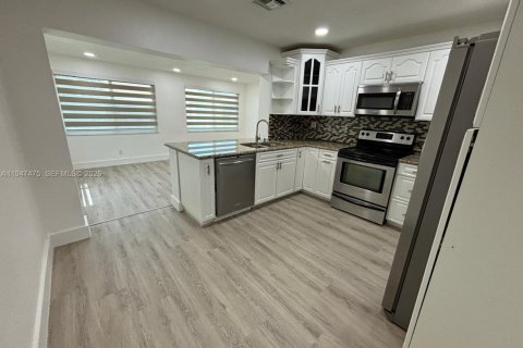 House in Tamarac, Florida 2 bedrooms, 104.24 sq.m. № 2003347 - photo 10