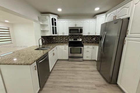 House in Tamarac, Florida 2 bedrooms, 104.24 sq.m. № 2003347 - photo 11