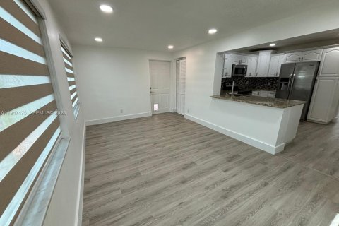 House in Tamarac, Florida 2 bedrooms, 104.24 sq.m. № 2003347 - photo 13