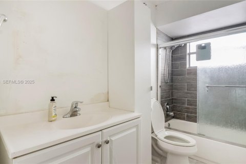 Condo in Lauderdale Lakes, Florida, 1 bedroom  № 1991452 - photo 8