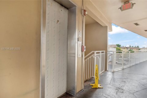 Condo in Lauderdale Lakes, Florida, 1 bedroom  № 1991452 - photo 17