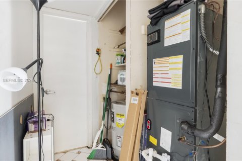 Condo in Lauderdale Lakes, Florida, 1 bedroom  № 1991452 - photo 15