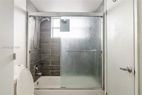 Condo in Lauderdale Lakes, Florida, 1 bedroom  № 1991452 - photo 9