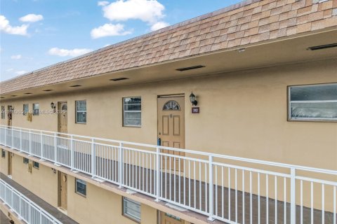 Condo in Lauderdale Lakes, Florida, 1 bedroom  № 1991452 - photo 1