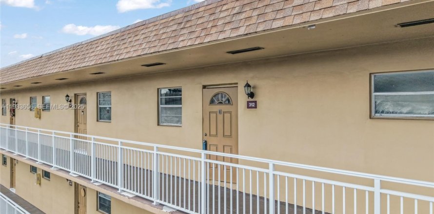 Condo in Lauderdale Lakes, Florida, 1 bedroom  № 1991452