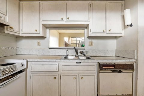 Condo in Lauderdale Lakes, Florida, 1 bedroom  № 1991452 - photo 13