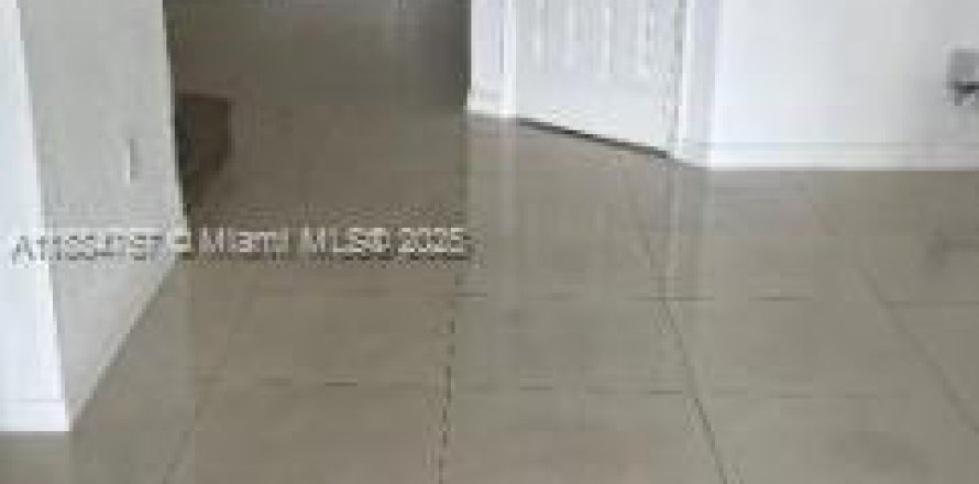 Townhouse in Miami, Florida 3 bedrooms, 157.38 sq.m. № 1930279