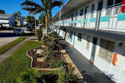 Condo in Saint Petersburg, Florida, 1 bedroom  № 2233038 - photo 2