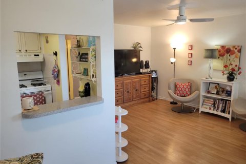 Condo in Saint Petersburg, Florida, 1 bedroom  № 2233038 - photo 5