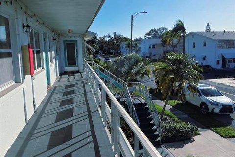 Condo in Saint Petersburg, Florida, 1 bedroom  № 2233038 - photo 3