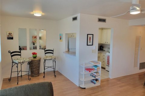 Condo in Saint Petersburg, Florida, 1 bedroom  № 2233038 - photo 9