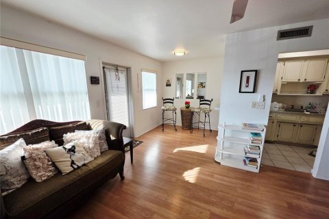 Condo in Saint Petersburg, Florida, 1 bedroom  № 2233038 - photo 4