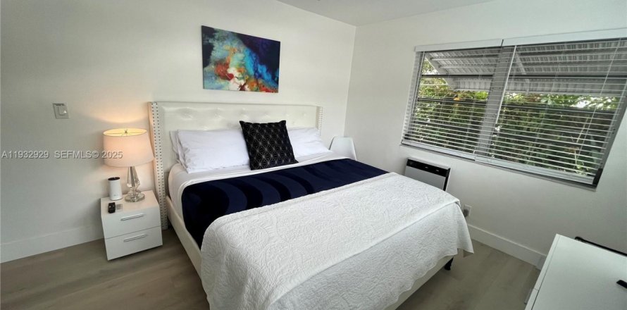 Кондоминиум с 1 спальней в Форт-Лодердейл, Флорида № 1991037