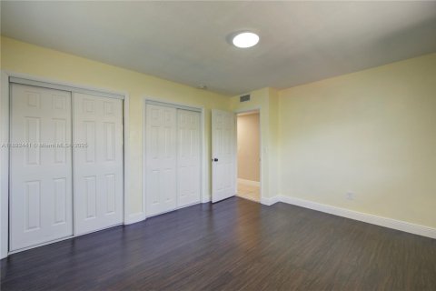 Adosado en venta en Coral Gables, Florida, 6 dormitorios, 305.09 m2 № 1945000 - foto 16
