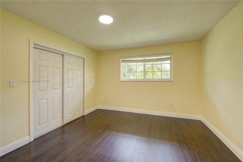 Adosado en venta en Coral Gables, Florida, 6 dormitorios, 305.09 m2 № 1945000 - foto 15