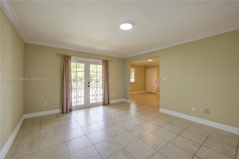 Adosado en venta en Coral Gables, Florida, 6 dormitorios, 305.09 m2 № 1945000 - foto 2