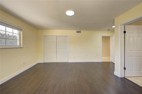 Adosado en venta en Coral Gables, Florida, 6 dormitorios, 305.09 m2 № 1945000 - foto 13