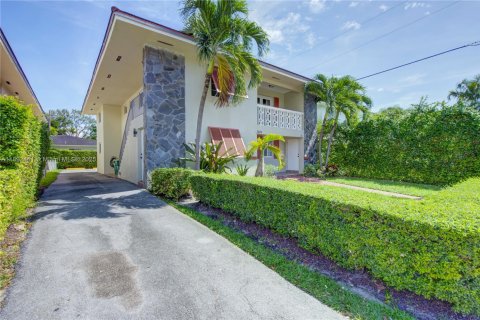 Adosado en venta en Coral Gables, Florida, 6 dormitorios, 305.09 m2 № 1945000 - foto 19