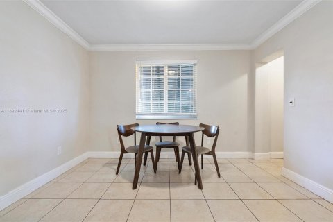 Adosado en venta en Coral Gables, Florida, 6 dormitorios, 305.09 m2 № 1945000 - foto 22