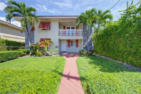 Adosado en venta en Coral Gables, Florida, 6 dormitorios, 305.09 m2 № 1945000 - foto 1
