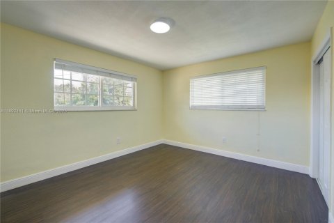 Adosado en venta en Coral Gables, Florida, 6 dormitorios, 305.09 m2 № 1945000 - foto 17