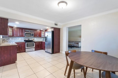 Adosado en venta en Coral Gables, Florida, 6 dormitorios, 305.09 m2 № 1945000 - foto 23